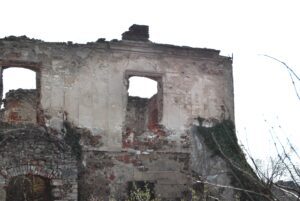 KOSTRZA, narożnik pn.-zach. dworu z reliktami pilastrów i odsłoniętej dekoracji sgraffitowej, fot. P. Błoniewski