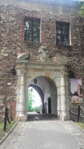 Wschodnia fasada budynku bramnego z barokowym portalem z 1666 r.