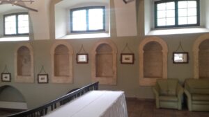 TOSZEK, wnętrze stajni z niszami na żłoby dla koni