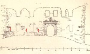 TOSZEK, fasada budynku bramnego (na elewacji widoczne reszty sgraffita) – czerwonymi strzałkami zaznaczono mury wcześniejszej budowli