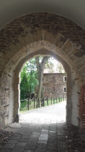 TOSZEK, wschodnia arkada wejścia (XV w.) w budynku bramnym, zasłonięta od zewnątrz barokowym portalem