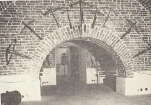 PSZCZYNA, gotyckie mury w obecnej piwnicy skrzydła zachodniego, dawniej stanowiące pomieszczenia parteru (wg A. Oborny)