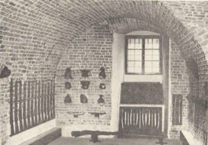 PSZCZYNA, pomieszczenie gotyckiej piwnicy zamku (dawniej parter) (wg A. Oborny)