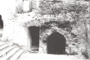 STRZELCE OPOLSKIE, ostrołukowo sklepione wejście do wieży zamku w Strzelcach Opolskich z fazy II - wg J. Romanowa