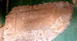 DOMANICE – sgraffito wyłaniające się spod tynków na ścianie skrzydła zach., fot. P. Błoniewski, 2021