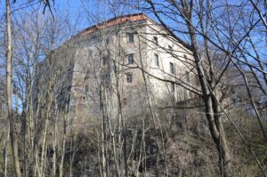 DOMANICE - widok wyniosłej bryły zamku od strony skarpy nadrzecznej (od płd.), fot. P. Błoniewski, 2017