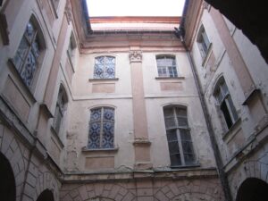 DOMANICE –dziedziniec zamkowy, fot. P. Błoniewski 2021