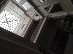 KAMIEŃ ŚLĄSKI, dawny dziedziniec zamku, obecnie świetlik – stan lipiec 2023 (fot. P. Siemko)