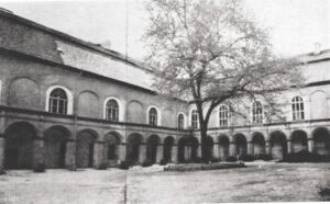 KRAPKOWICE, dziedziniec zamku z arkadami, ok. 1960 r. (wg KZS)