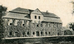 ŁABĘDY, stary zamek - widok od frontu (fragment pocztówki)