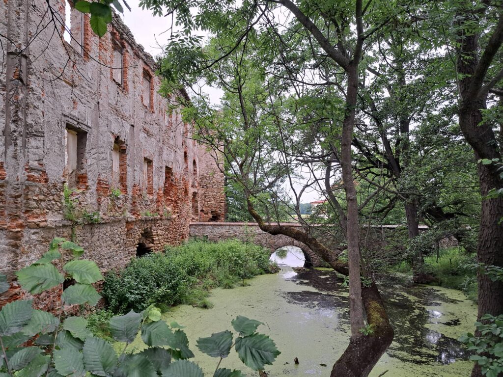 PANKÓW, pozostałości fasady barokowego pałacu; w głębi most przez fosę, fot. M. Chorowska 2023