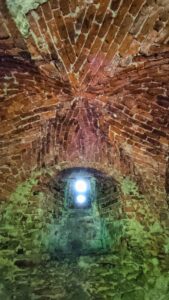 PANKÓW, sklepienie w przyziemiu wieży bramnej, fot. M. Bogdała 2023, Katalog Zamków i Dworów Obronnych Śląska [https://zamki.pwr.edu.pl/]. Licencja: CC BY-SA 4.0 [https://creativecommons.org/licenses/by-nc/4.0/]