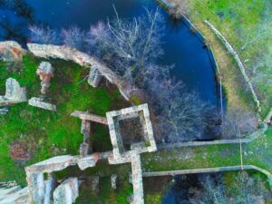 PANKÓW, wieża bramna, fosa wodna i most na fotografii zamku wykonanej z drona, fot. M. Bogdała 2023