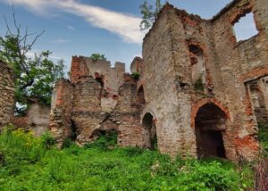 PANKÓW, ruina zamku w widoku z dawnego dziedzińca; w głębi wieża bramna z blnkowaniem, fot. M. Bogdała 2023