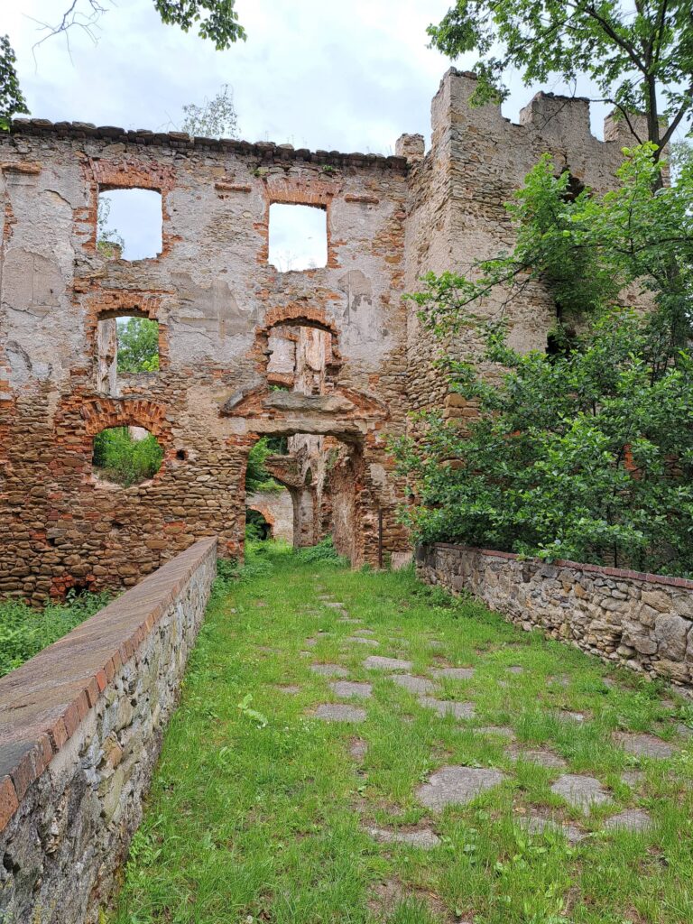 PANKÓW, ruina zamku – widok na most i pozostałości barokowego portalu bramnego; po prawej wieża zwieńczona blankowaniem, fot. M. Chorowska 2023