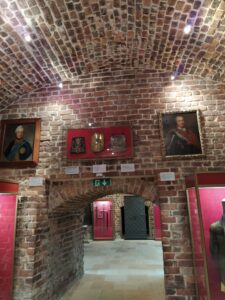 PSZCZYNA, piwnica w skrzydle zach. – dawny parter, ściana działowa, widoczny gotycki wątek ceglany (fot. P. Siemko 2023)