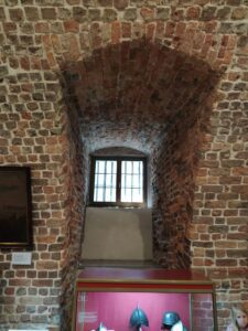 Piwnica w skrzydle zach. – dawny parter, okno w kier. zach. (fot. P. Siemko 2023)