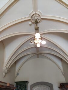 Sklepienie na obecnym parterze, być może XVI w. z nałożoną dekoracją XIX –wieczną (fot. P. Siemko 2023)