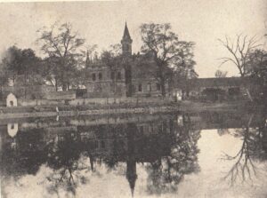 Ruina nowego zamku - z lewej strony zarysowana ruina starego zamku – fotografia sprzed 1934 roku