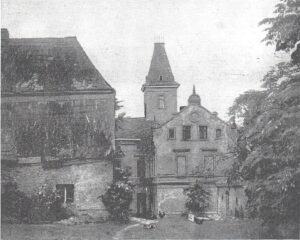 Stary dwór z dachem mansardowym z lewej strony i nowy zamek wg fotografii opublikowanej w 1932 roku