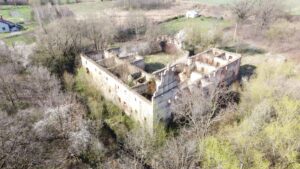 SŁUPICE, ruina dworu z lotu ptaka, w widoku od pn.-wsch., fot. P. Bloniewski 2023