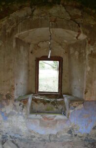 SŁUPICE, wnęka okienna z sedilium w skrzydle pn., fot. P. Bloniewski 2016