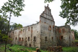 SŁUPICE, ruina dworu w widoku od płd.-zach., fot. P. Bloniewski 2016