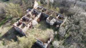 SŁUPICE, ruina dworu z lotu ptaka, w widoku od płd.-zach., fot. P. Bloniewski 2023