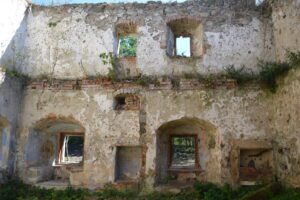 SŁUPICE, ruina dworu - skrzydło wsch. od wnętrza, widok na wnęki okienne z sediliami, fot. P. Bloniewski 2016