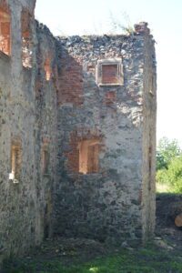 SŁUPICE, ruina dworu w widoku od wsch. alkierz, fot. P. Bloniewski 2016