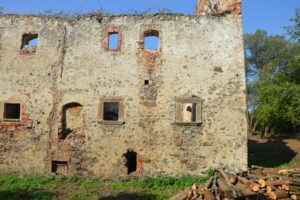 SŁUPICE, ruina skrzydła wsch, część pn.- elewacja, fot. P. Bloniewski 2016