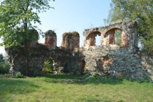 SŁUPICE, ruina skrzydła płd. w widoku z dziedzińca, fot. P. Bloniewski 2016