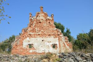 SŁUPICE, ruina dworu w widoku od płd.-szczyt., fot. P. Bloniewski 2016