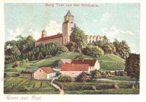 TOSZEK, widok zamku od płn.-zach.; wieża płn.-zach. i budynek stajni od płn. (pocztówka, przed 1904, zb. P. Siemko)