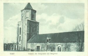 TOSZEK, dziedziniec zamku z wieżą płn.-zach. i przyległą stajnią (pocztówka, ok. 1930, zb. P. Siemko)