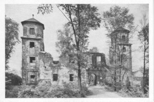 TOSZEK, budynek bramny od wsch. ok. 1937 (przed odbudową) (replika starej pocztówki ok. 1960, zb. P. Siemko)