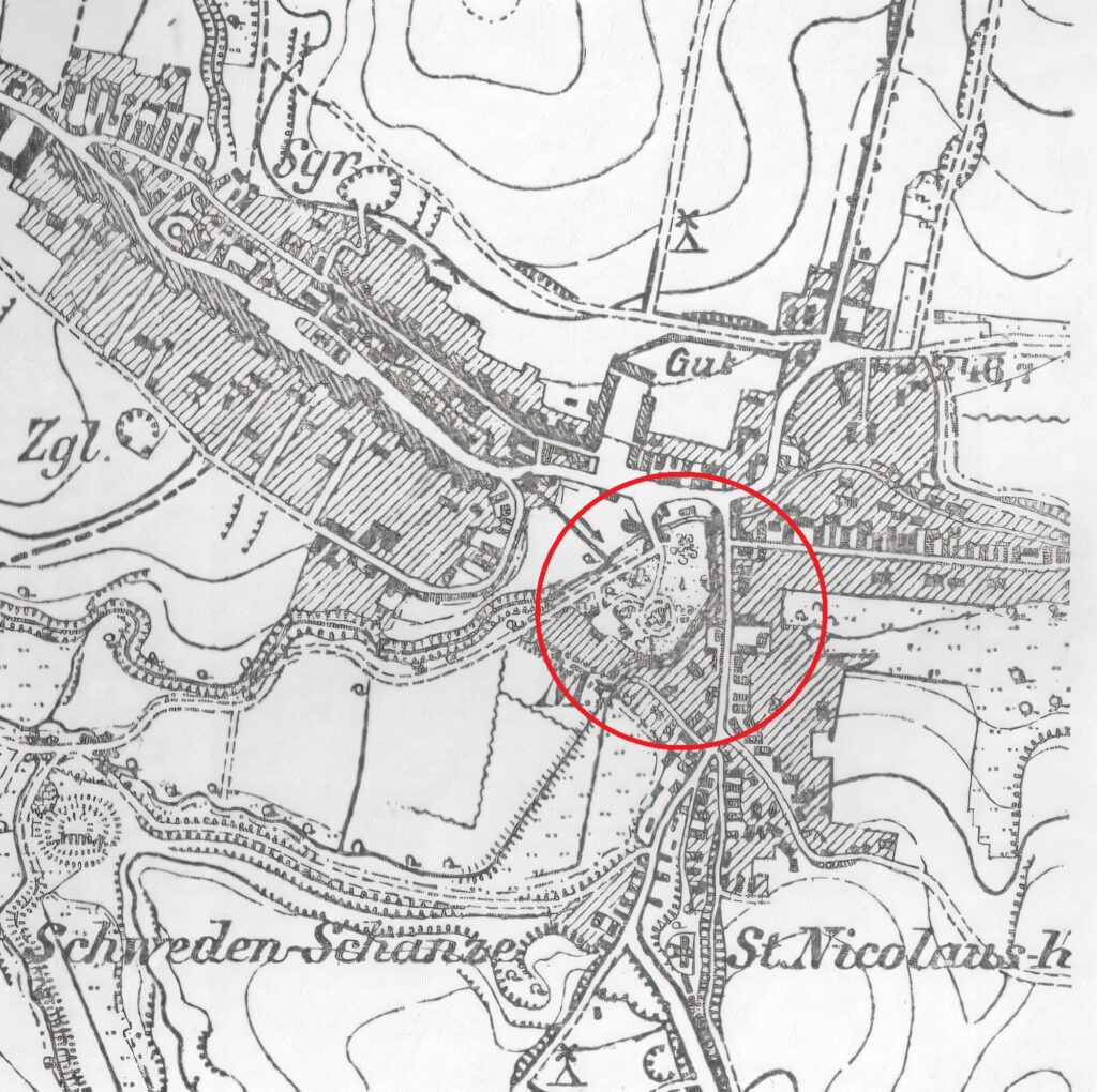 Mapa Włodzienina sprzed 1910 r. – czerwonym okręgiem zaznaczono położenie zamku, oprac. P. Siemko, Katalog Zamków i Dworów Obronnych Śląska [https://zamki.pwr.edu.pl/]. Licencja: CC BY-SA 4.0 [https://creativecommons.org/licenses/by-nc/4.0/]