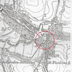 Mapa Włodzienina sprzed 1910 r. – czerwonym okręgiem zaznaczono położenie zamku, oprac. P. Siemko, Katalog Zamków i Dworów Obronnych Śląska [https://zamki.pwr.edu.pl/]. Licencja: CC BY-SA 4.0 [https://creativecommons.org/licenses/by-nc/4.0/]