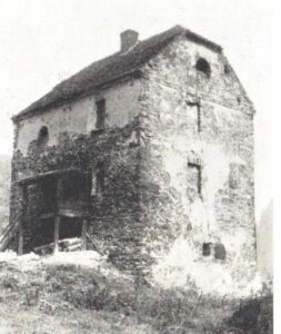 CZEKANÓW, dawny dwór - zamek w latach 50-tych XX wieku od strony płd.-zach. (KZS)