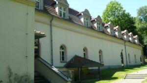 KAMIENIEC, oficyna pałacu w miejscu wschodniego skrzydła starego zamku po renowacji i przeprowadzonych badaniach w 2002 roku (fot. P. Siemko 2017)