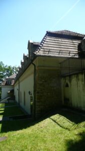 KAMIENIEC, oficyna pałacu w miejscu wschodniego skrzydła starego zamku po renowacji i przeprowadzonych badaniach w 2002 roku (fot. P. Siemko 2017)