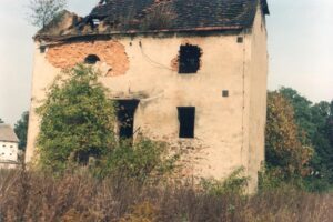 CZEKANÓW, dwór od strony południowej w 2005 roku (fot. P. Siemko)