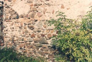 CZEKANÓW, dolna część południowego muru budynku z kamienia polnego (eratyków) z widocznymi warstwami wyrównawczymi (fot. P. Siemko