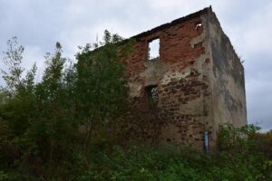 CZEKANÓW, dwór w Czekanowie w 2017 roku – dolne dwie kondygnacje murowane z kamienia polnego, trzecia górna, późniejsza, z cegły (fot. P. Siemko)