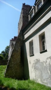 KAMIENIEC, przypora Mysiej Wieży z widocznym odkrytym kanałem latryny (fot. P. Siemko 2017)