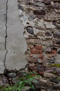 CZEKANÓW, zamurowane okno szczelinowe w południowej elewacji dworu (fot. P. Siemko)