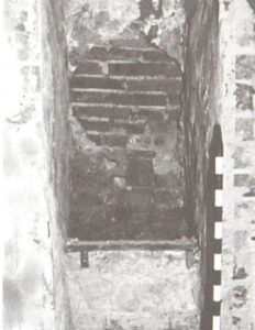 KAMIENIEC, wnętrze odkrytej latryny w trakcie badań (wg A. Tarasińskiego i P. Nocunia)