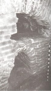 KAMIENIEC, odkryte w czasie badań komory hypokaustum w "Mysiej Wieży" (wg A. Tarasińskiego i P. Nocunia)