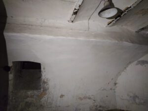 BRANICE, ślad po rozebranym sklepieniu w płn. części skrzydła wsch.; nad nim założono strop na stalowych dźwigarach ze sklepieniem o łuku odcinkowym (fot. P. Siemko, lipiec 2023)