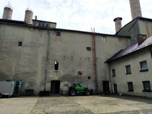 BRANICE, dawny dziedziniec zamkowy od strony zach. (fot. P. Siemko, lipiec 2023)